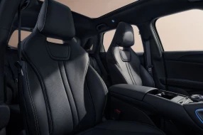Innenansicht auf die vorderen Sitze asu veganem Leder eines BYD E-Autos.