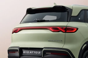 Detailansicht der Heckklappe eines Fahrzeugs mit LED-Rücklicht, Modellschriftzug und sportlich geformte Stoßfänger.