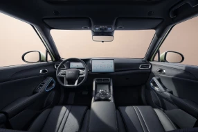 Innenansicht des Cockpits eines BYD Elektroautos.