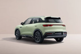 Grüner BYD von hinten mit durchgehendem LED-Rücklicht, markanter Dachspoiler und sportliche Linienführung.