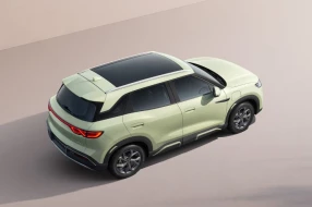 Vogelperspektive von hinten auf ein grünes Fahrzeug.