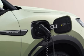 Nahaufnahme eines Ladesteckers am vorderen Teil eines Elektro-Autos.