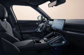 Innenansicht des Fahrerbereichs, Cockpits und der Mittelkonsole in einem Auto.