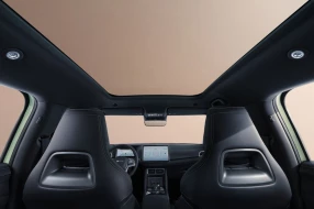 Fokus auf das Panoramadach in einem BYD Elektro-SUV.