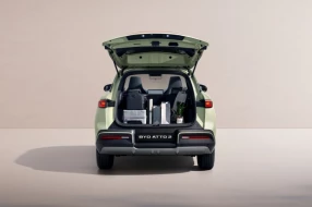 Geöffnete Heckklappe eines BYD E-Autos zeigt den gefüllten Kofferraum.