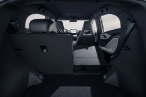 Flexibler Kofferraum eines Fahrzeugs mit teilweise umgeklappter Rückbank.