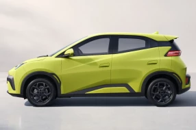 Seitenansicht eines dynamischen gelben E-Auto - perfekt für die Stadt.