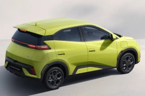 Heckansicht des futuristischen BYD Stadtautos in neon-gelb.