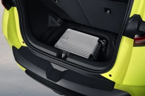 Kofferraum des Fahrzeugs mit einem kleinen Koffer, demonstriert das praktische Ladevolumen.