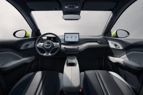 Übersicht des geräumigen Innenraums eines Autos, mit klarem Blick auf Armaturenbrett und Touchscreen.