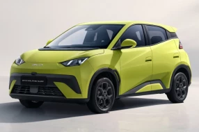 Vorderansicht eines modernen gelben Elektro-Kleinwagens im urbanen Design.