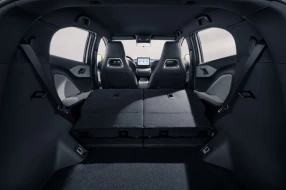 Ansicht der maximaler Laderaumkapazität mit komplett umgeklappter Rückbank eines Fahrzeug.