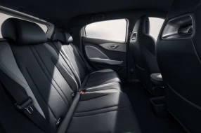 Rückbank eines BYD Autos in zweifarbigem Design.