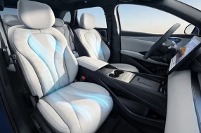 Cockpit eines blauen BYD SEAL 6 DM-i Touring mit Blick auf die erste Sitzreihe.