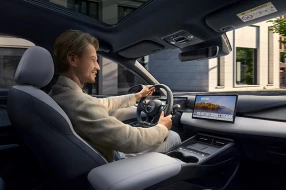 Cockpit eines BYD SEAL 6 DM-i Touring mit Blick auf einen männlichen Fahrer am Steuer.