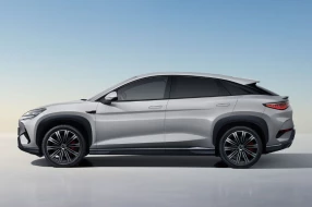 Seitenansicht des BYD SEALION 7.