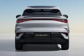Der neue BYD SEALION 7 von hinten.