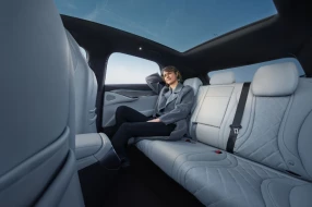 Geräumige Rückbank des SEALION 7 in weißem, veganem Leder.