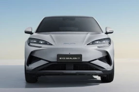 Der neue BYD SEALION 7 von vorne.