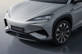 Die Front des BYD SEALION 7 mit drachenartigen Scheinwerfern.