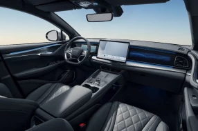 Innenansicht des Cockpits eines modernen Fahrzeugs mit Infotainmentsystem.