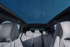 Innenansicht des Panoramadachs des BYD SEALION 7.