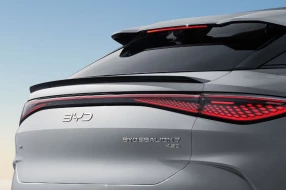 Heckansicht des BYD SEALION 7 mit Dachspoiler und LED-Rücklichtband.
