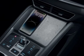 Mittelkonsole eines BYD Elektroautos mit kabelloser Smartphone Ladeschale und smarten Bedien-Touch-Tasten.