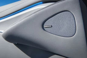 Integrierte DYNAUDIO Fahrzeug-Lautsprecher eines BYD E-Autos.