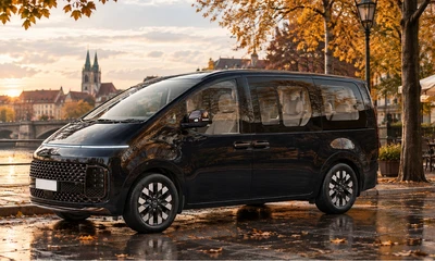 Schwarzer Hyundai-SUV in einem herbstlichen Setting.