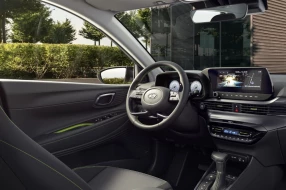 Aufnahme des Cockpits eines Hyundai Kleinwagens mit Infotainmentsystem.