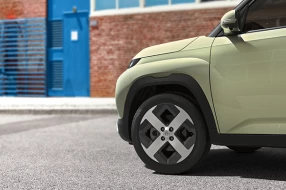 Seitliche Ansicht eines Hyundai Inster mit Fokus auf das Vorderrad.