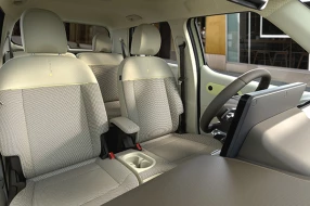 Blick vom Armaturenbrett auf die vorderen Sitze eines Hyundai Inster.