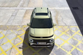 Hyundai Inster aus der Vogelperspektive, frontal auf einem Parkplatz stehend.