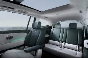 Geräumiger Auto-Innenraum mit zwei Sitzreihen und Panoramadach, flexiblen Sitzen für Familien.