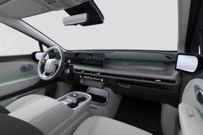 Die Beifahrerseite und ein Teil des Armaturenbretts im Innenraum eines modernen Elektro-SUV sind zu sehen.