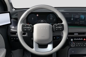 Modernes Multifunktionslenkrad im Auto mit digitalen Bedienelementen.