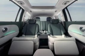 Geräumiger Innenraum eines SUV mit Beinlehnen in der zweiten Sitzreihe.