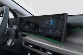 Detailaufnahme des digitalen Kombiinstrument und Infotainment-System mit breitem Display.