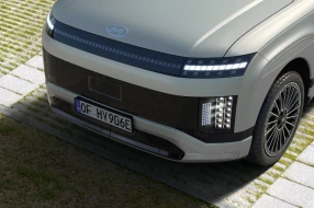 Frontansicht eines modernen SUV mit Pixel-LED-Lichtern.