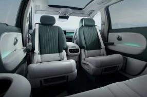 Luxuriöser Auto-Innenraum mit zwei bequemen Einzelsitzen im Fond und Panoramadach.