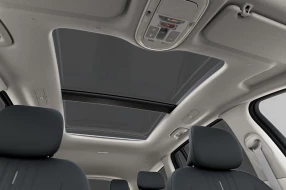 Ansicht eines großen, dunklen Glas-Panoramadachs im Dachhimmel eines Autos.