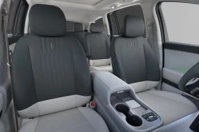 Blick in den Innenraum eines modernen Autos, der die Sitze einer Mehrsitzer-Konfiguration zeigt.