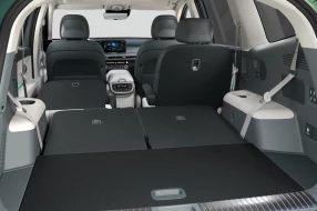 Blick durch die Heckklappe in den geräumigen Kofferraum eines Autos mit umgeklappten Rücksitzen.