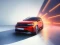 Roter Opel SUV vor strahlend erleuchteter Hintergrundwand.