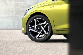 Detailaufnahme eines Reifens mit markanter Felge.