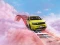 Ein lemon-gelber Fiat Grande Panda mit Shaggy und einem Panda fährt auf einer Achterbahn durch lila-rosa Wolken.
