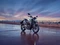 Eine Honda CB125R auf einem Dach stehend.