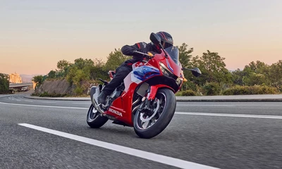 Honda CBR500R auf einer Straße, fahrend, vor einer mediterranen Kulisse,