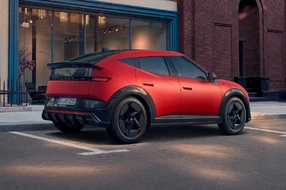 Parkender roter Hyundai IONIQ, Heckansicht.
